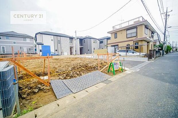 前面道路6m!陽当り良好な立地です。車庫入れが苦手な方も安心ですね。