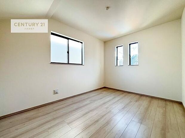 明るく風通しの良い居室です。「シンプル」にデザインされた室内。自由度が高いので家具やレイアウトでお好みの空間を創り上げられます。是非一度、現地にてご確認ください。(同仕様)