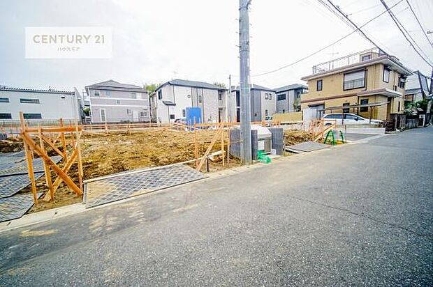 前面道路6m!陽当り良好な立地です。車庫入れが苦手な方も安心ですね。