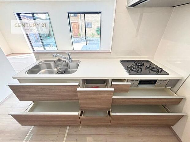 コンロは三口あるのでお料理の同時進行ができます。もちろんグリル付きです。調理スペースも広々している為作業がしやすい！使い勝手が良いシステムキッチンです！（同仕様）