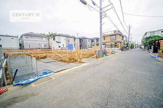 前面道路6m!陽当り良好な立地です。車庫入れが苦手な方も安心ですね。