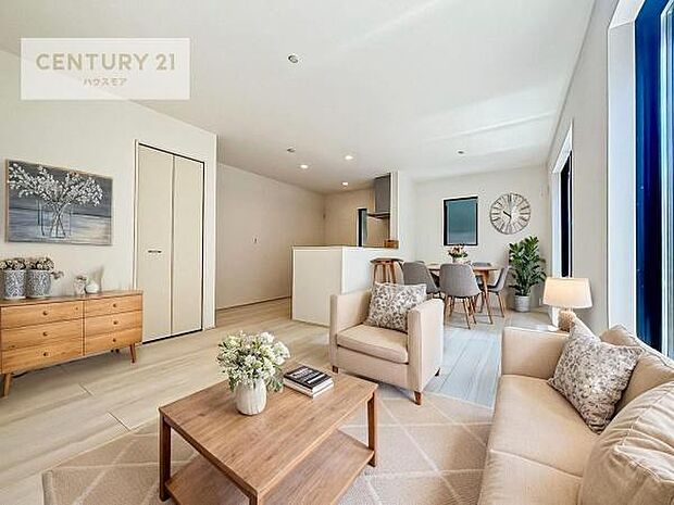 家具はCGパースです。心地良いリビングは家族が自然と集まります。家族団欒の時間が増えそうです。ご家族と、より一層充実した時間を過ごせそうですね。明るく開放的な空間です。