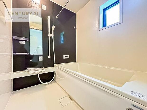 落ち着きある大人の雰囲気のバスルームは、味が出ていてバスタイムが充実!お仕事頑張っているご褒美にお好みの匂いの入浴剤を入れて、楽しんでみてはいかがでしょうか?