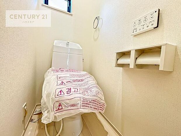 1・2階にトイレがございます!朝の忙しい時間帯も待たずにすみそうですね。白を基調とした清潔感のあるトイレでお手入れがしやすいです!