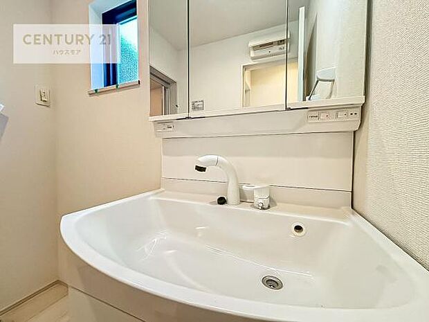 洗面台のボウルが深く床に水が跳ねにくいです!それにお掃除がしやすい使い勝手の良い白を基調とした清潔感のある洗面台で気持ちよくお使いいただけます!