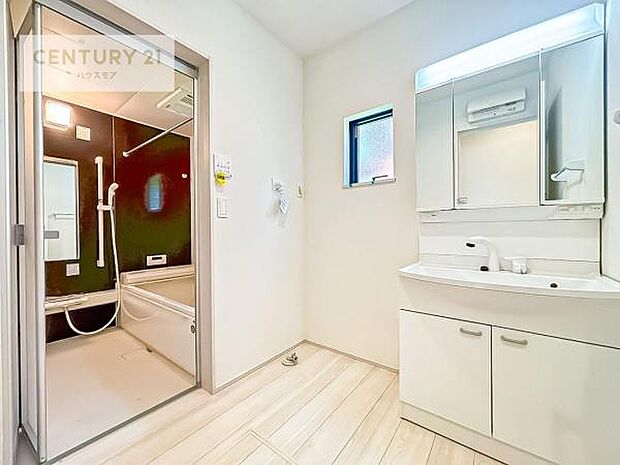 小窓付きの明るい洗面室です!湿気もすぐに入れ替えができて清潔に保つことができます!自然光が差し込むのでお化粧の仕上がりも良くなりますね!