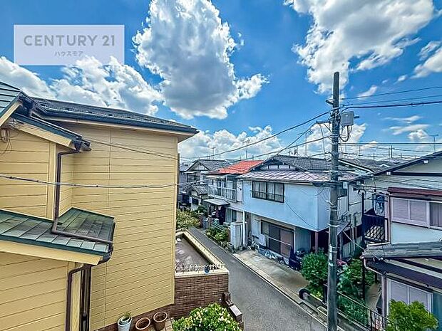 落ち着きある住宅街です!周囲には高い建物がなく、空が広く開放感があり、陽当たりを大きく遮られることもありません!気持ちの良い風が通り抜ける街並みです!