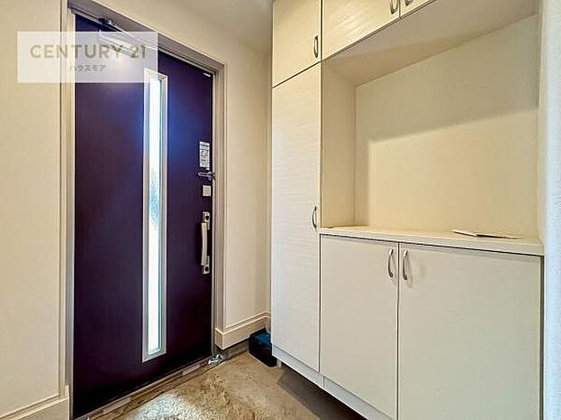 シューズボックス付きなので、玄関が片付きお掃除がしやすいです!スッキリした玄関で戸を開けた瞬間、清潔感のある心地いい空間が出迎えてくれます。