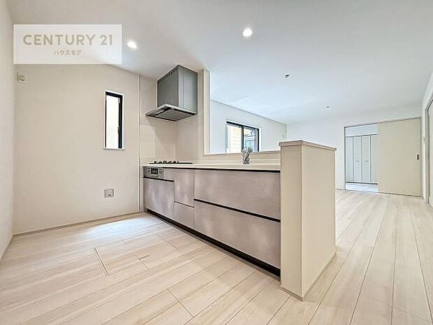 大人気の対面式システムキッチンを採用しています!ご家族のコミュニケーションが自然と増える設計です。お子様にも目が届くので嬉しいですね。収納力もあります!