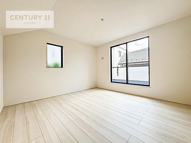 バルコニーに面している洋室です。明るく温もりがあり、換気もしっかりできます!朝起きて、外に出て背伸びをしつつ深呼吸をし良い朝を迎え入れることが出来そうですね!