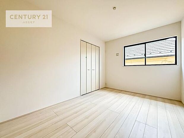 掃き出し窓がないお部屋は、お子様のお部屋としても安心です!収納スペースも充実しているので散らかったお部屋をサッと片付けられます!