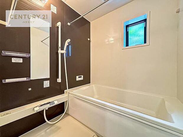 落ち着きある大人の雰囲気のバスルームは、味が出ていてバスタイムが充実!お仕事頑張っているご褒美にお好みの匂いの入浴剤を入れて、楽しんでみてはいかがでしょうか?