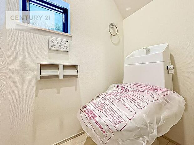 1・2階にトイレがございます!朝の忙しい時間帯も待たずにすみそうですね。白を基調とした清潔感のあるトイレでお手入れがしやすいです!