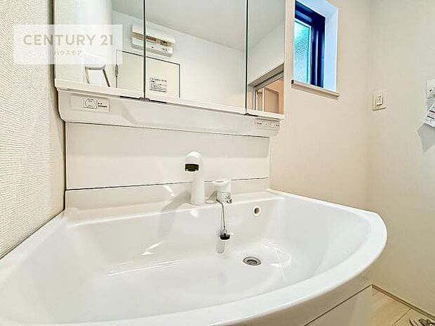 洗面台のボウルが深く床に水が跳ねにくいです!それにお掃除がしやすい使い勝手の良い白を基調とした清潔感のある洗面台で気持ちよくお使いいただけます!