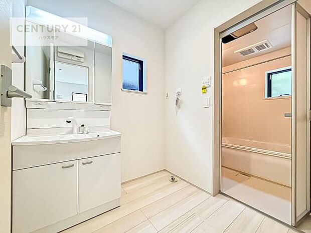 小窓付きの明るい洗面室です!湿気もすぐに入れ替えができて清潔に保つことができます!自然光が差し込むのでお化粧の仕上がりも良くなりますね!