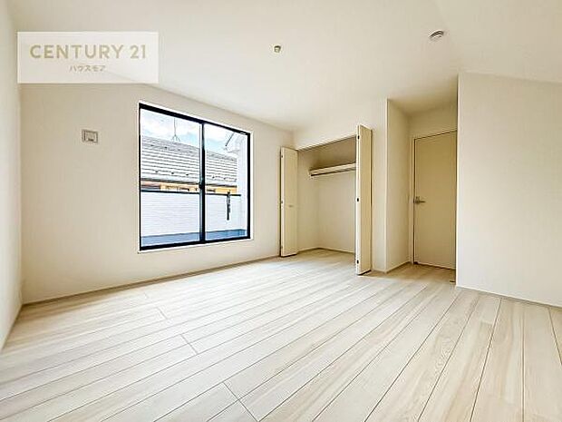 各居室収納付き!急なお客様が来客しても散らかったお部屋をサッと片付けられます!お部屋のスペースが生まれゆとりあるお部屋を演出することが出来ます!