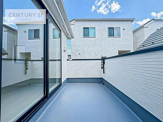 陽当たり良好なバルコニーです!晴れた日には青い空を見渡せる開放的な時間を楽しめます。