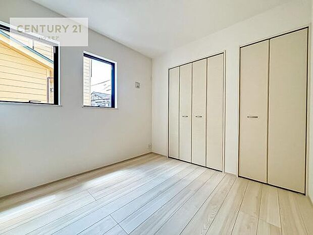 洋室は子供部屋や寝室、色々と用途多彩に利用できますね。収納力もたっぷりなので、広々気持ちよく過ごすことができます。