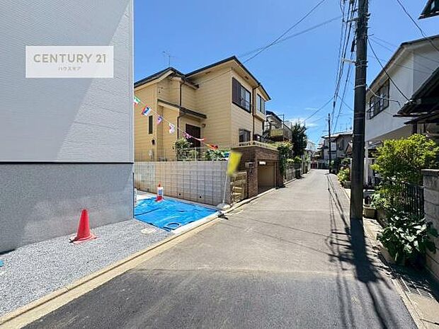 前面道路4.3m!陽当り良好な立地です。車庫入れが苦手な方も安心ですね。