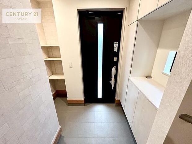 シューズボックス付きなので、玄関が片付きお掃除がしやすいです!スッキリした玄関で戸を開けた瞬間、清潔感のある心地いい空間が出迎えてくれます。