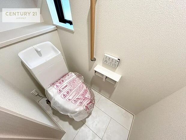 1・2階にトイレがございます!朝の忙しい時間帯も待たずにすみそうですね。白を基調とした清潔感のあるトイレでお手入れがしやすいです!