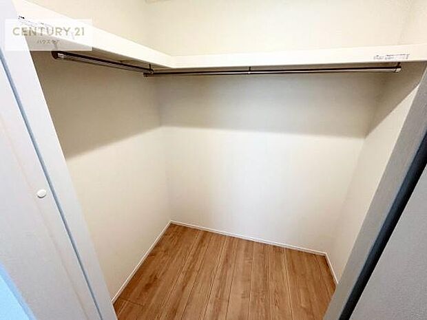 ウォークインクローゼット付きです。たくさんのお洋服などを収納しておけそうですね!他にも扇風機や加湿器など季節物の大きな家電も収納できます。