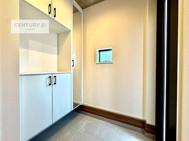 ミラー付きシューズボックス付きなので、玄関が片付きお掃除がしやすいです！スッキリした玄関で戸を開けた瞬間、清潔感のある心地いい空間が出迎えてくれます。