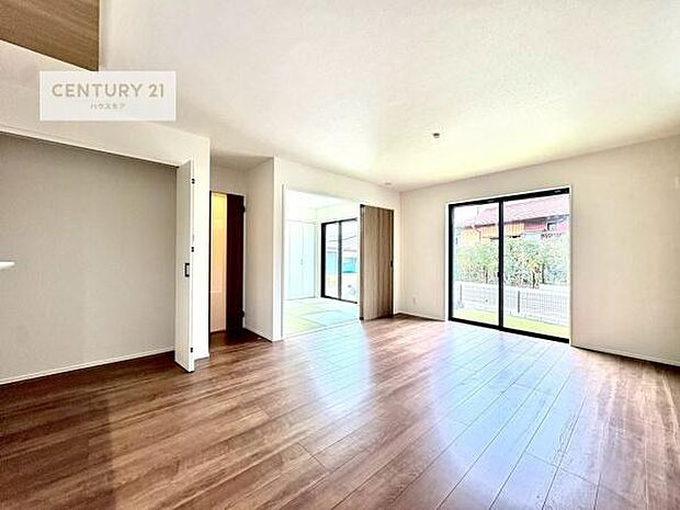 大きな窓からたっぷりの陽ざしが入る明るいリビング。開放感のあるリビングで家族団らんのくつろぎの時間を過ごせます。