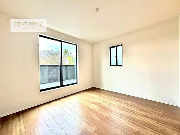 バルコニーに面している洋室です。明るく温もりがあり、換気もしっかりできます！朝起きて、外に出て背伸びをしつつ深呼吸をし良い朝を迎え入れることが出来そうですね！