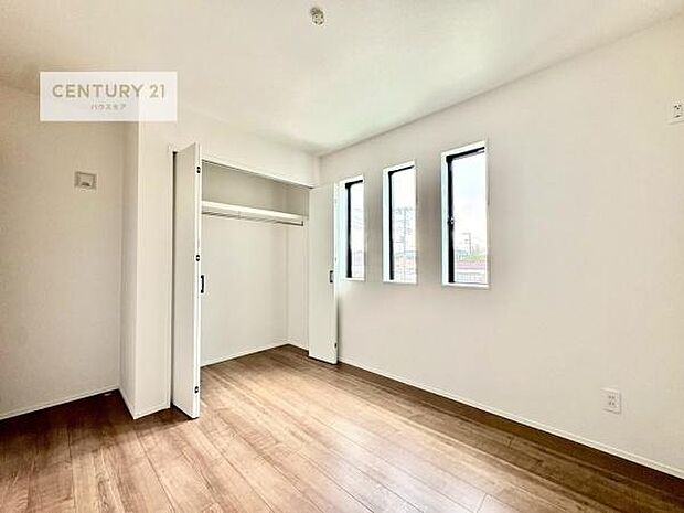 掃き出し窓がないお部屋は、お子様のお部屋としても安心です！収納スペースも充実しているので散らかったお部屋をサッと片付けられます！
