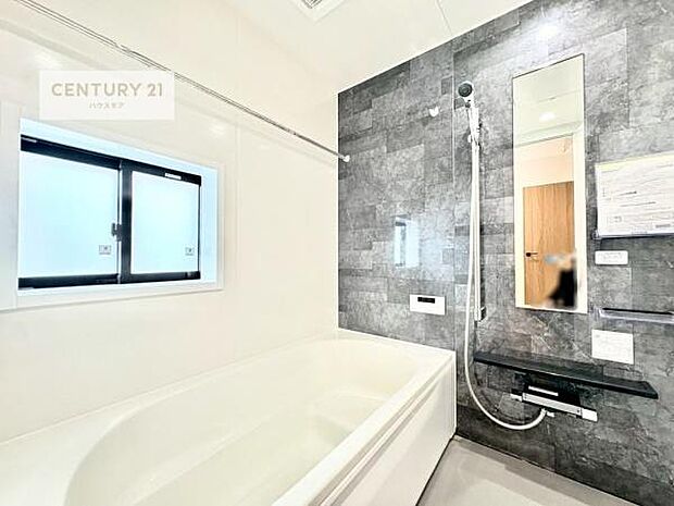 落ち着きある大人の雰囲気のバスルームは、シックなデザインでバスタイムが充実！お仕事頑張っているご褒美にお好みの匂いの入浴剤を入れて、楽しんでみてはいかがでしょうか？