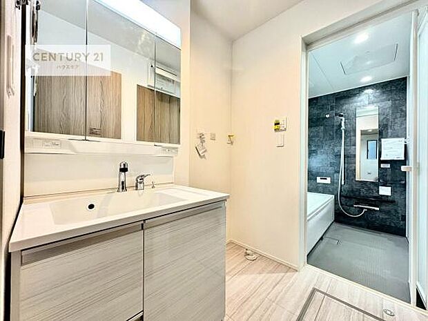 三面鏡仕様の洗面所は、身だしなみがしやすい造り！裏は収納になっています。ドライヤーやお化粧道具を片付けられるので洗面台周りをスッキリと見せることが出来ます！