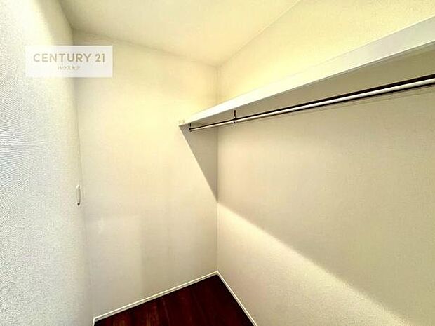 ウォークインクローゼット付きです。たくさんのお洋服などを収納しておけそうですね！他にも扇風機や加湿器など季節物の大きな家電も収納できます。