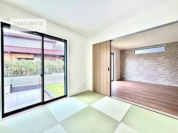 タタミの香りが安らぎを与える、リラックス空間。窓も大きく開放感のある和室となっております。日本人の心感じる「和」の空間。井草の香り漂う空間は癒しのひと時を演出してくれます！