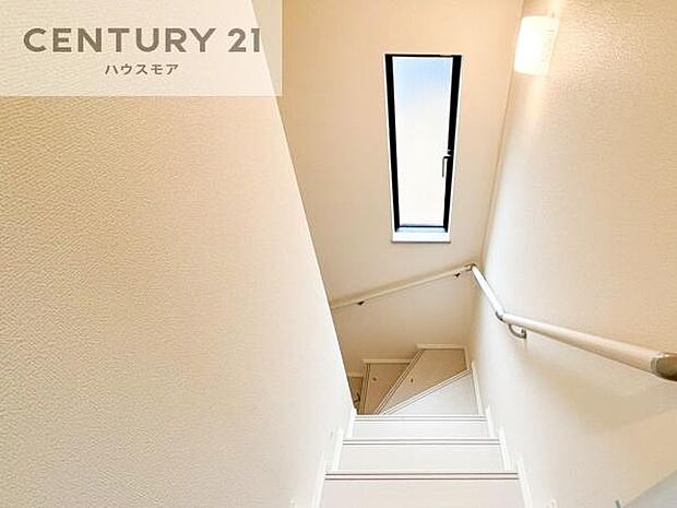 階段は明るく手摺りもついています。お子様やご年配の方も安心してご利用頂けますね!(同仕様)