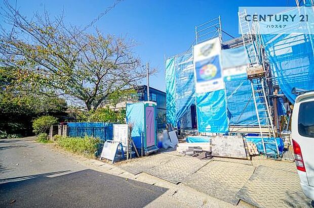 前面道路3.7m!陽当り良好な立地です。車庫入れが苦手な方も安心ですね。