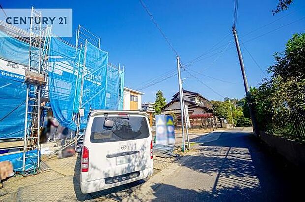 前面道路3.7m!陽当り良好な立地です。車庫入れが苦手な方も安心ですね。