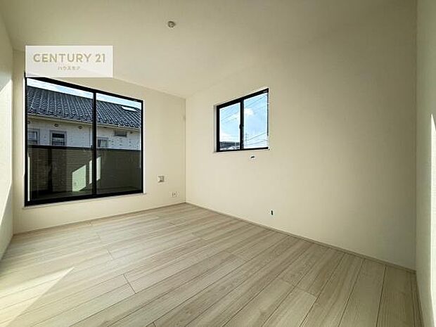 バルコニーに面している洋室です。明るく温もりがあり、換気もしっかりできます！朝起きて、外に出て背伸びをしつつ深呼吸をし良い朝を迎え入れることが出来そうですね！（同仕様）【現地販売会開催中】