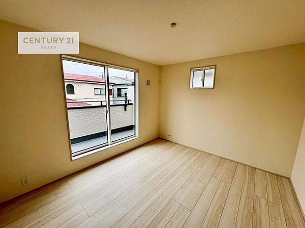 バルコニーに面している洋室です。明るく温もりがあり、換気もしっかりできます!朝起きて、外に出て背伸びをしつつ深呼吸をし良い朝を迎え入れることが出来そうですね!