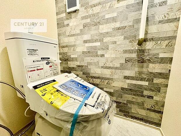 1・2階にトイレがございます!朝の忙しい時間帯も待たずにすみそうですね。白を基調とした清潔感のあるトイレでお手入れがしやすいです!