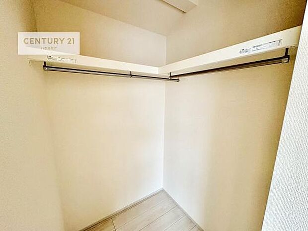 ウォークインクローゼット付きです。たくさんのお洋服などを収納しておけそうですね!他にも扇風機や加湿器など季節物の大きな家電も収納できます。
