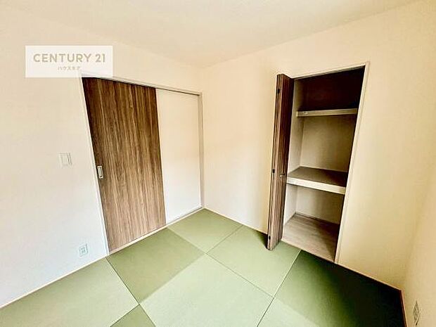 リビングと隣接した和室です!家事の休憩スペースやキッズスペースとして活用するのもよさそうですね!和室の使い方は無限大!収納スペースもたっぷりです!