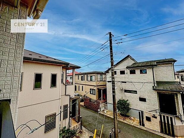 晴れた日には青い空を見渡せる開放的な時間を楽しめます。気持ちの良い風が通り抜ける街並みです!