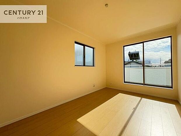 バルコニーに面している洋室です。明るく温もりがあり、換気もしっかりできます！朝起きて、外に出て背伸びをしつつ深呼吸をし良い朝を迎え入れることが出来そうですね！