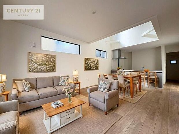 家具はCGパースです。開放感のある広々LDK！ソファーやダイニングテーブルを置いても窮屈にならないので快適に過ごせます！コミュニケーションが取りやすいリビングです！