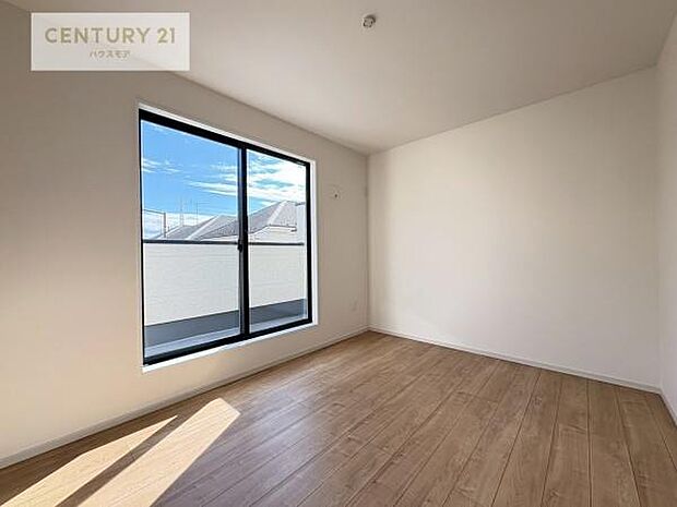 バルコニーに面している洋室です。明るく温もりがあり、換気もしっかりできます！朝起きて、外に出て背伸びをしつつ深呼吸をし良い朝を迎え入れることが出来そうですね！