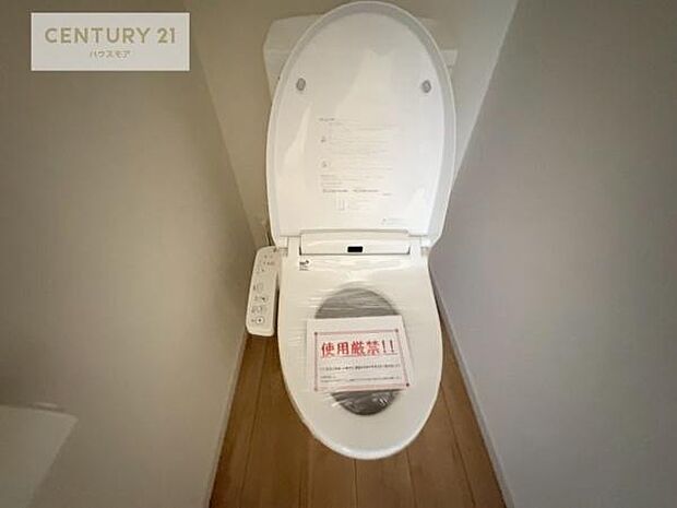 1・2階にトイレがございます！朝の忙しい時間帯も待たずにすみそうですね。白を基調とした清潔感のあるトイレでお手入れがしやすいです！