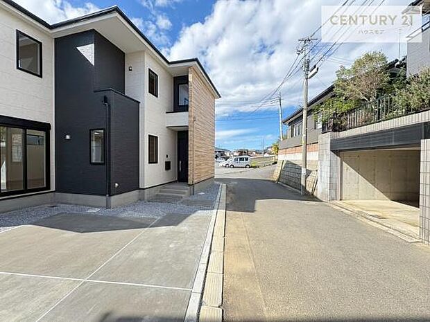 前面道路は4ｍ×3.7ｍ！陽当り良好な立地です。車庫入れが苦手な方も安心ですね。