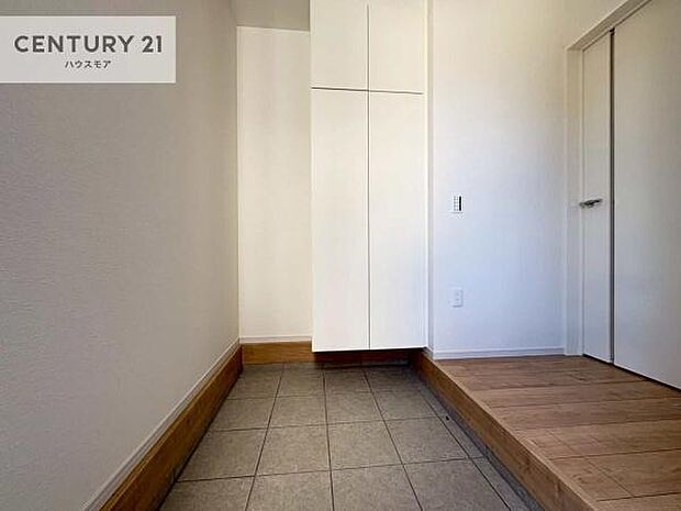 シューズボックス付きなので、玄関が片付きお掃除がしやすいです！スッキリした玄関で戸を開けた瞬間、清潔感のある心地いい空間が出迎えてくれます。