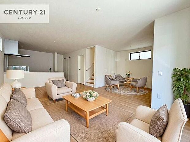 家具はCGパースです。心地良いリビングは家族が自然と集まります。家族団欒の時間が増えそうです。ご家族と、より一層充実した時間を過ごせそうですね。明るく開放的な空間です。